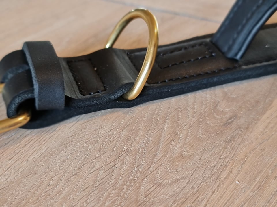 Dobbeltsyet kerne læderhalsbånd med Messing